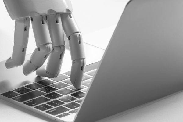 peligros-de-internet-pirateria-mano-robotica